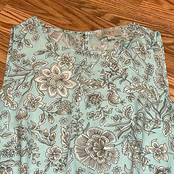 Aqua sleeveless Floral Blouse - Picture 2 of 5